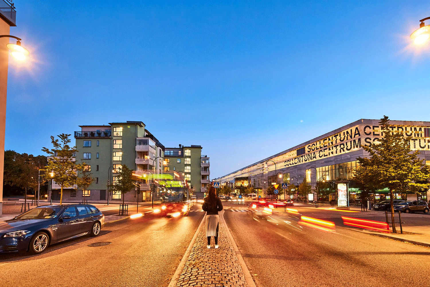 Kvinna står i Sollentuna centrum