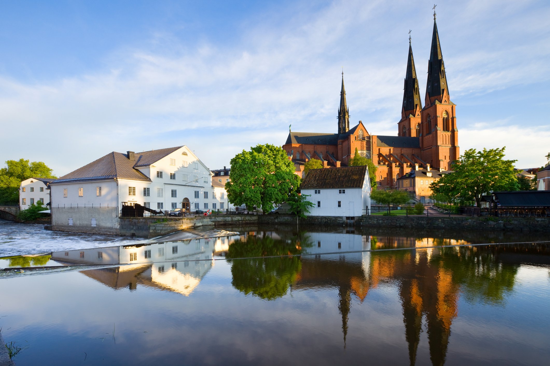 Kyrka från sjösikt